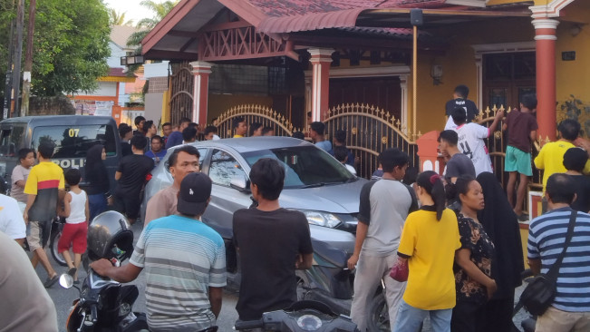 Warga mengerumuni lokasi pembunuhan. [Istimewa]